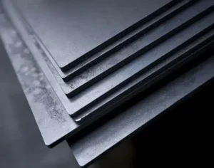 acercamiento-a-laminas-de-acero-negro-apiladas
